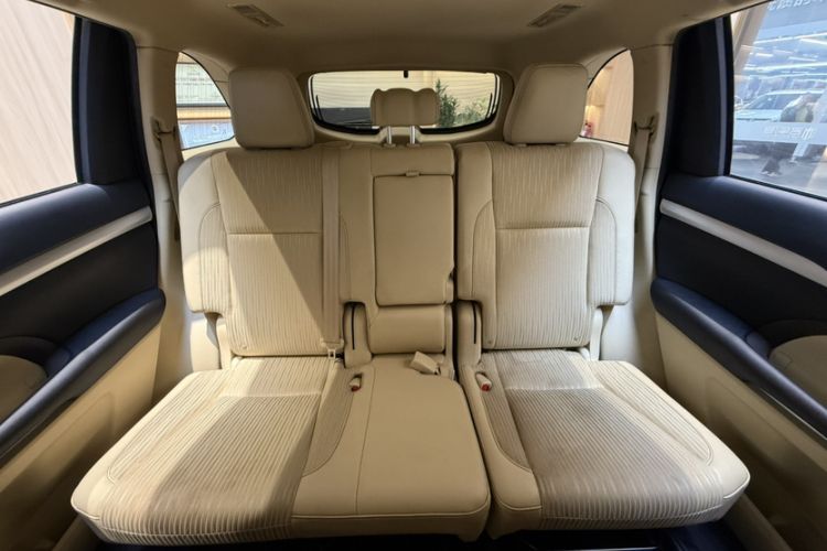 Used Toyota Highlander 2021 2.0T Two-Wheel Drive Elite Version 7-Seater Interior 5