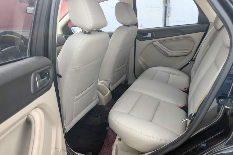 Used Ford Focus 2013 Sedan Classic 1.8L Manual Base Model