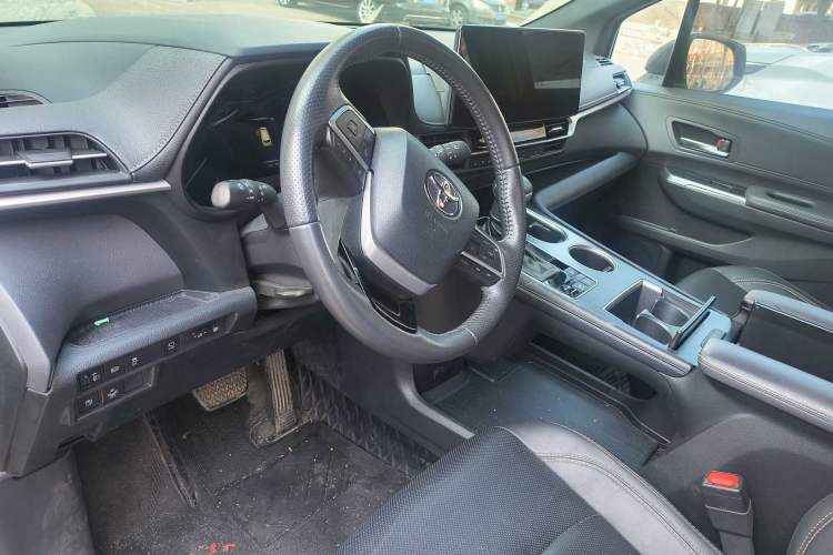 Used Toyota Sienna 2024 2.5L Hybrid Luxury Edition