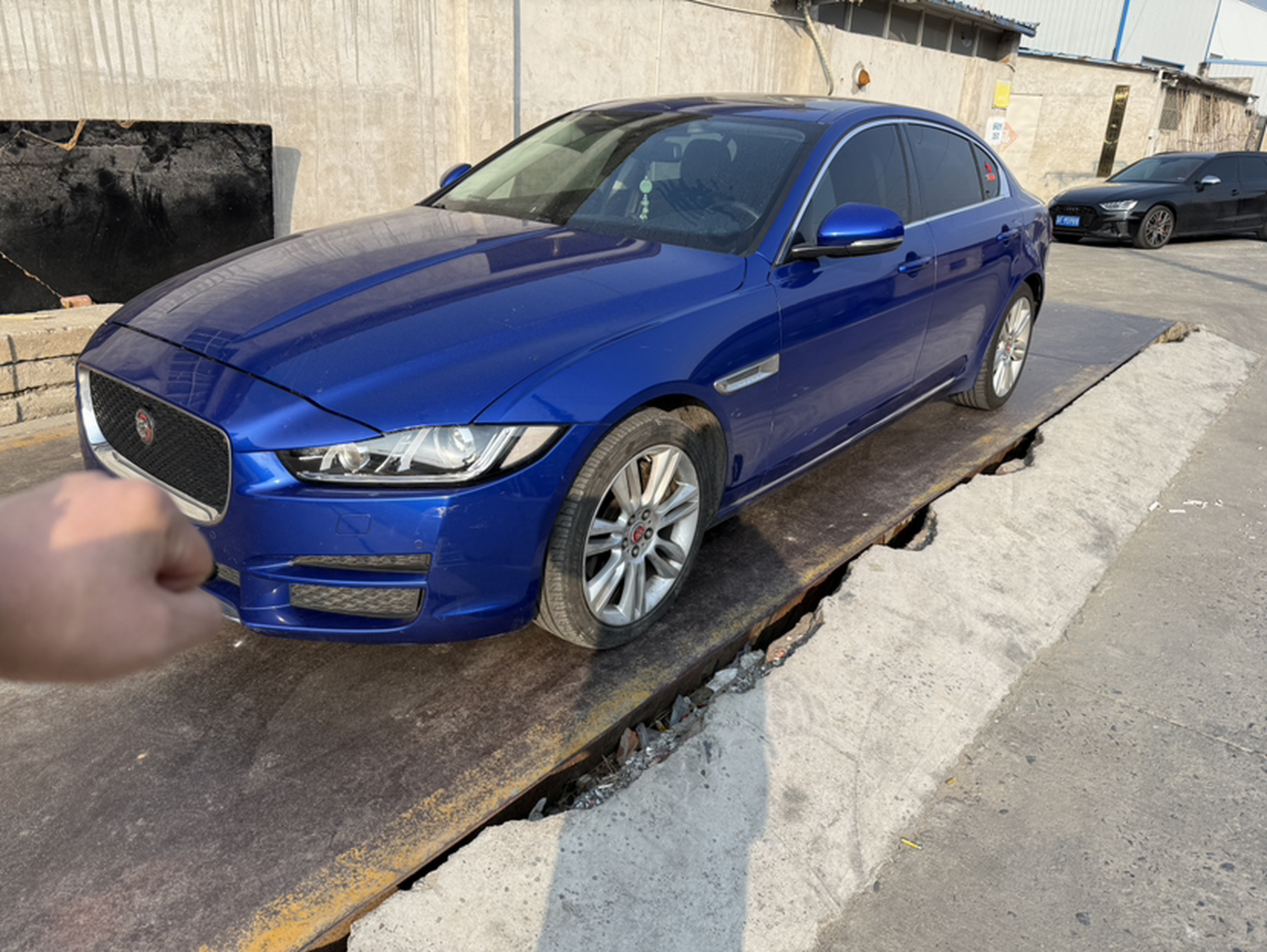 تحت مقدمة السيارة