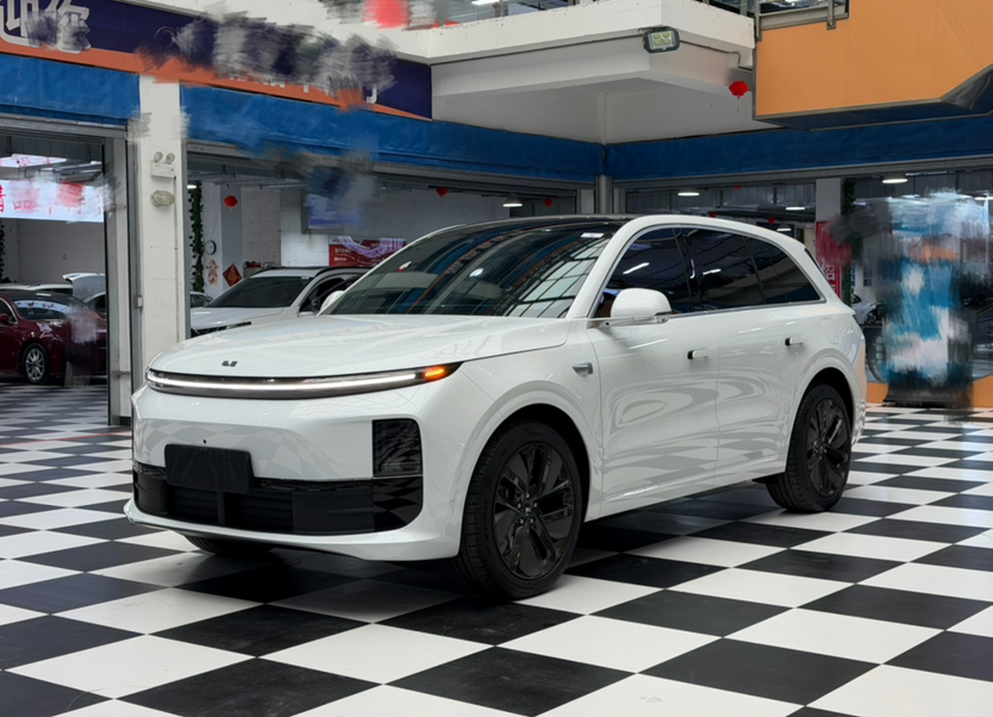 تحت مقدمة السيارة