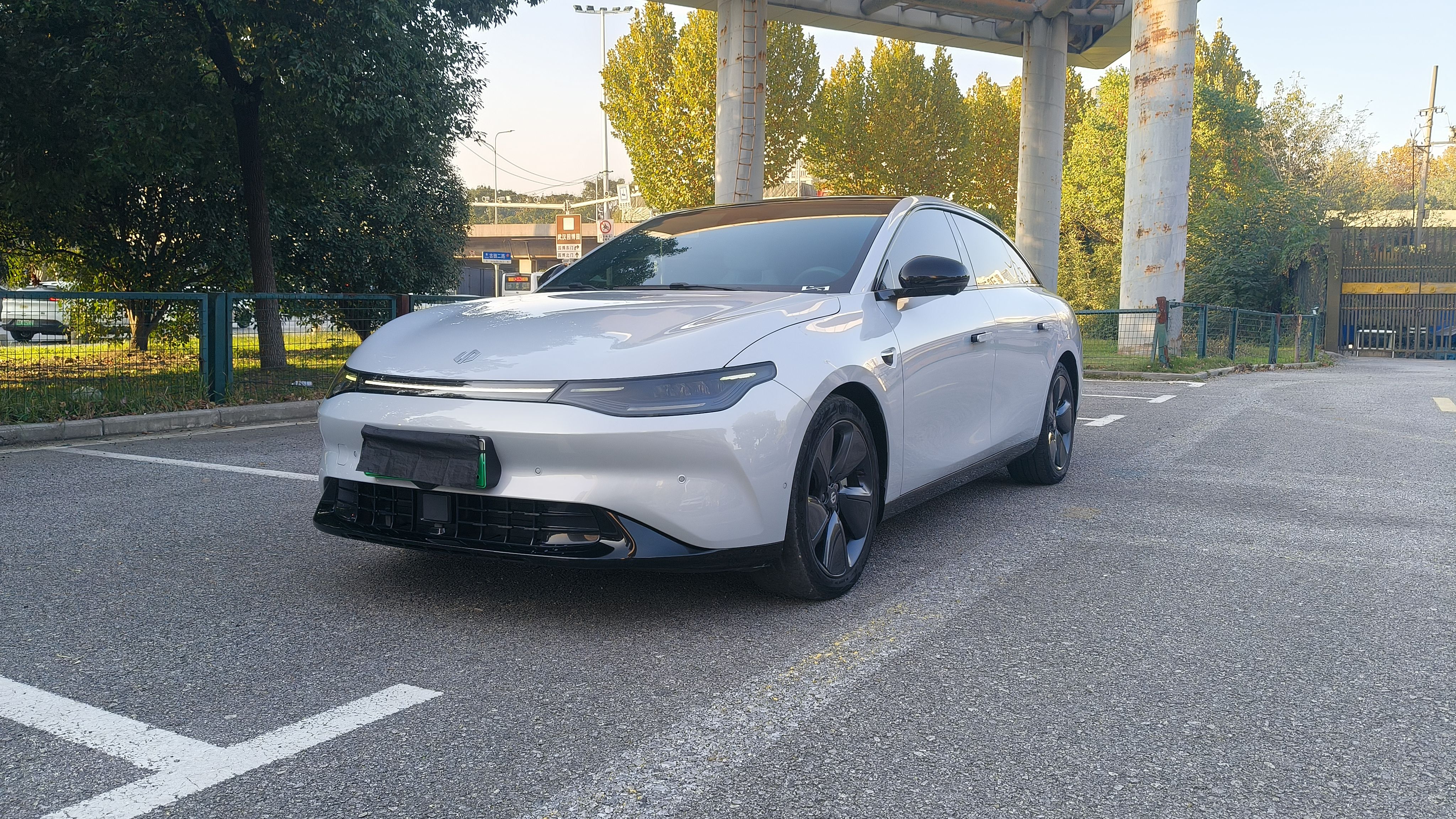 Под передней частью автомобиля