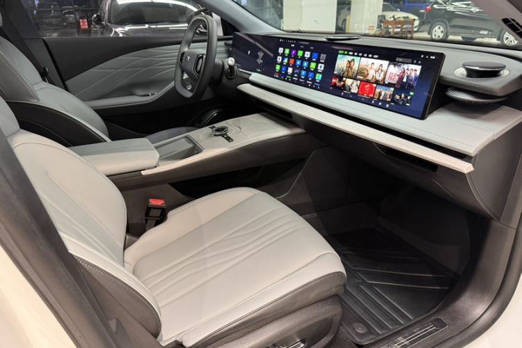 Used Geely Galaxy E8 2024 550 km Range Rear-Wheel-Drive PRO
