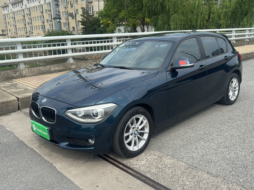 Unter der Vorderseite des Autos