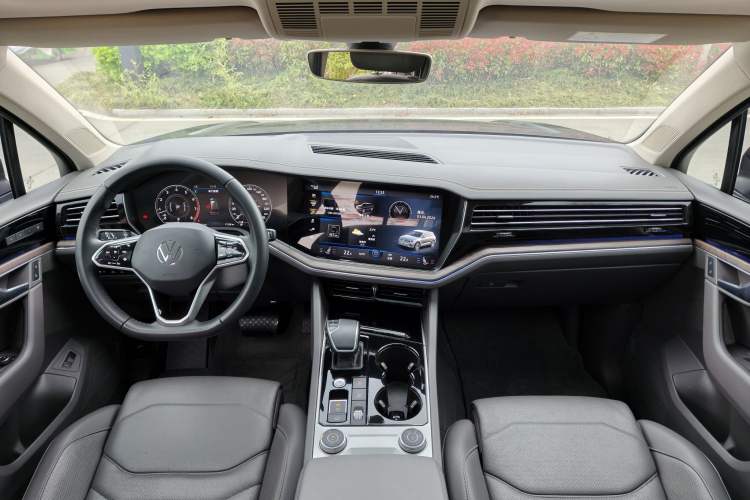 Used Volkswagen Touareg 2023 3.0 TSI Luxury Edition Obsidian Black Sport Package Interior 1