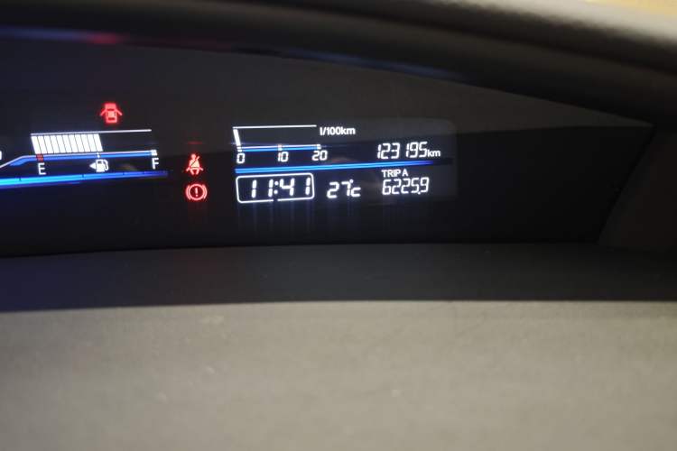 Used Honda Jade 2013 1.8L automatic Comfort version 5 seats Interior 8