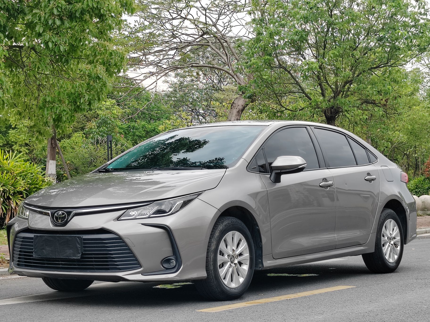 Под передней частью автомобиля