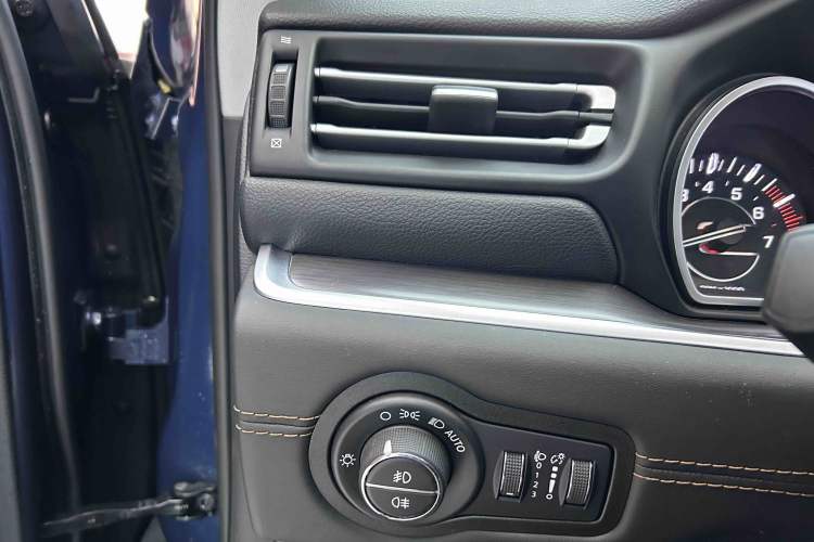 Used Jeep Grand Commander 2018 2.0T Four-Wheel Drive Smart Enjoyment Version China V Emission Standard