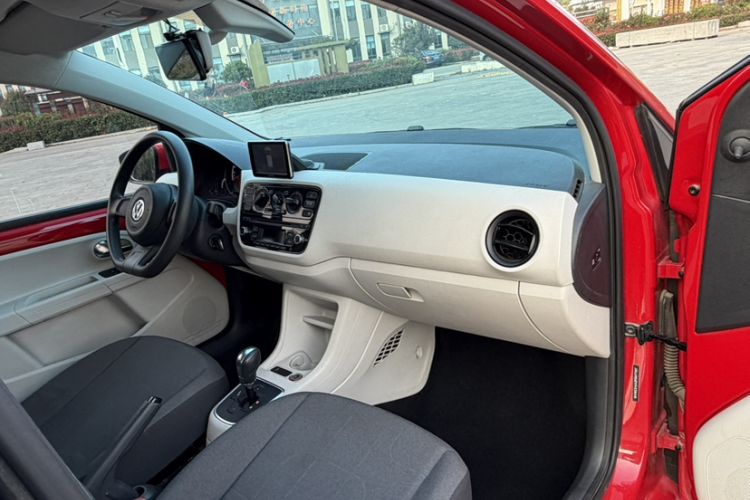 Used Volkswagen up! 2015 1.0L move up!