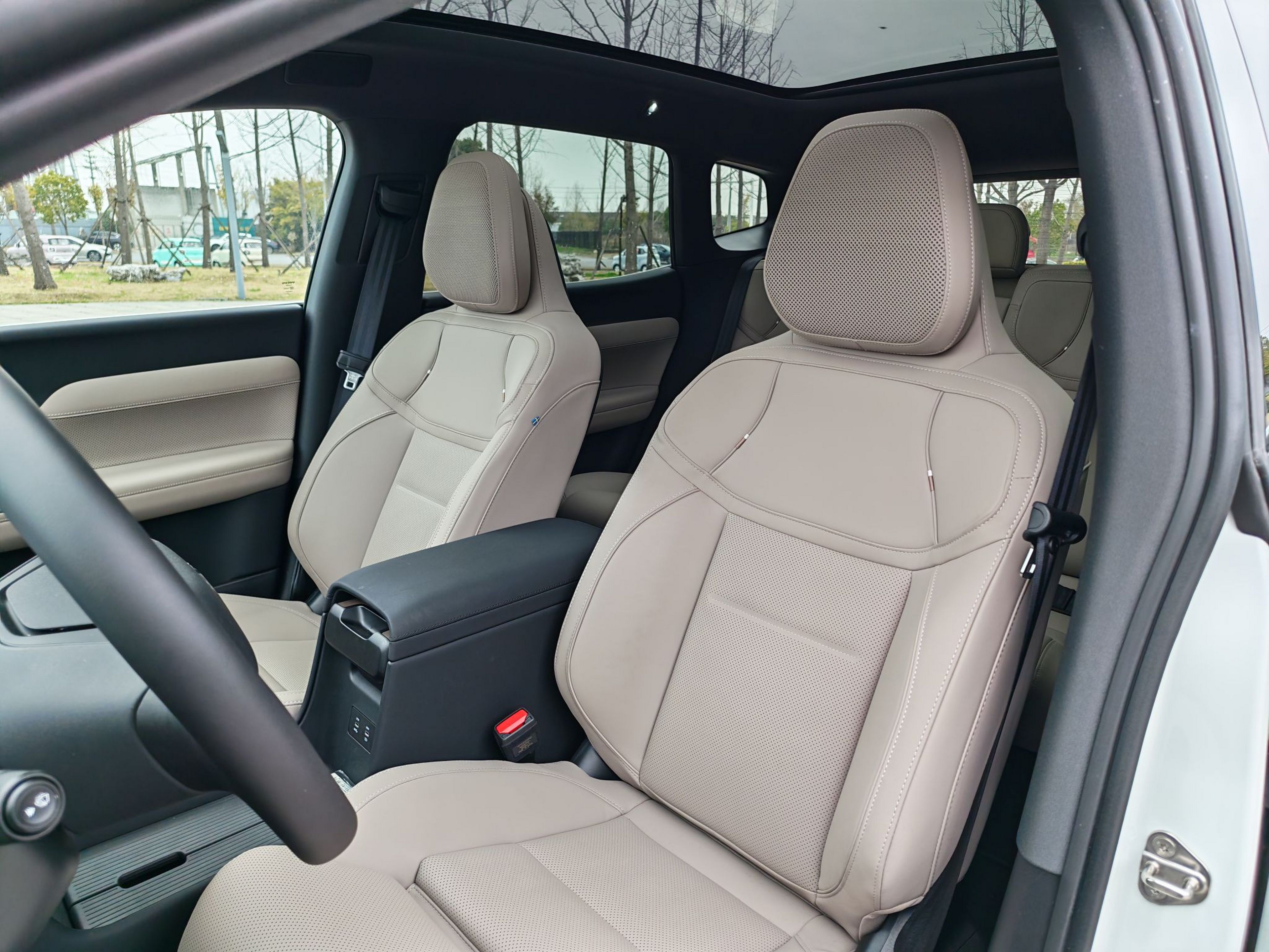 Переднее сиденье в автомобиле