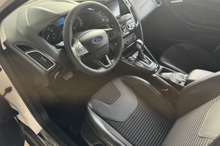 Used Ford Focus 2018 Sedan Classic 1.6L Automatic Trendy SmartDrive Edition Interior 3