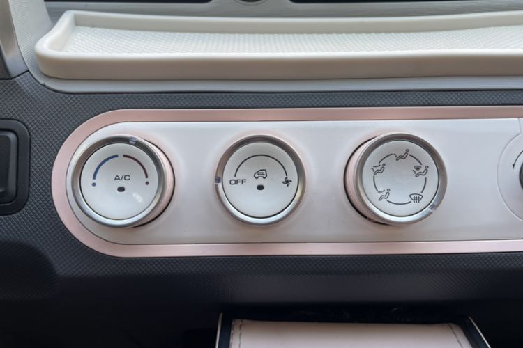 Used Wuling Hongguang MINIEV 2022 Macaron Premium Model – Lithium Iron Phosphate Interior 4