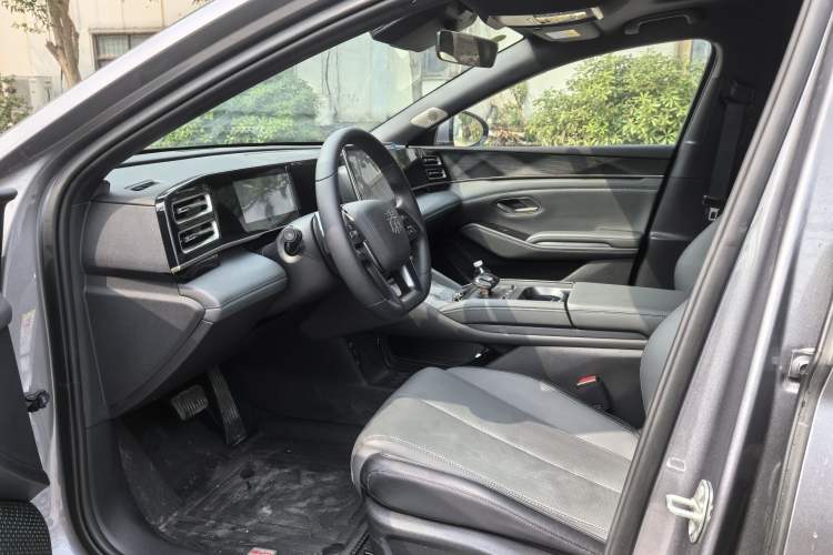 Used BYD Qin L 2025 DM-i Smart Drive 120KM Superior Model Left Front Seat