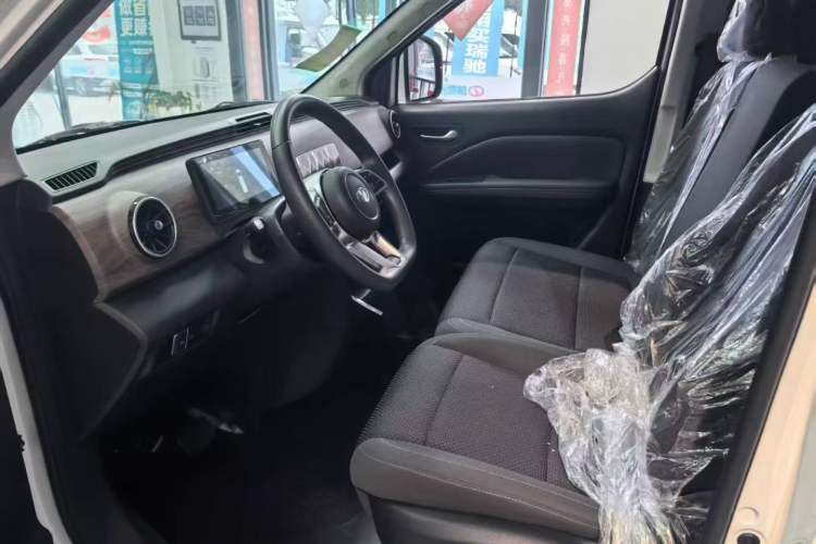 Used Ruichi EC75 2026 Model Freight Vehicle Smart Driving Ultra-Charging Edition Pioneer I
