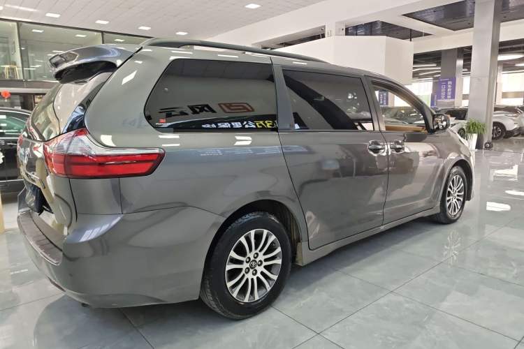 Used Toyota Sienna 2019 3.5L Two-Wheel Drive LE Trim 7 Seats U.S. Specification