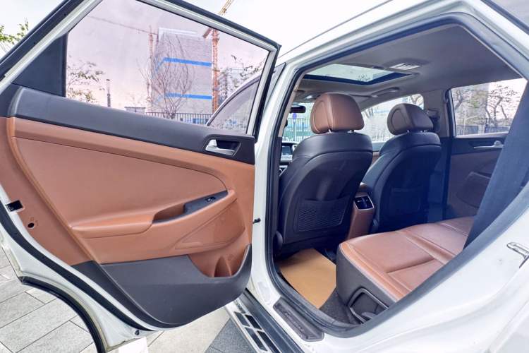 Used Hyundai Tucson 2015 1.6T Dual-Clutch Two-Wheel-Drive Smart Model Interior 9