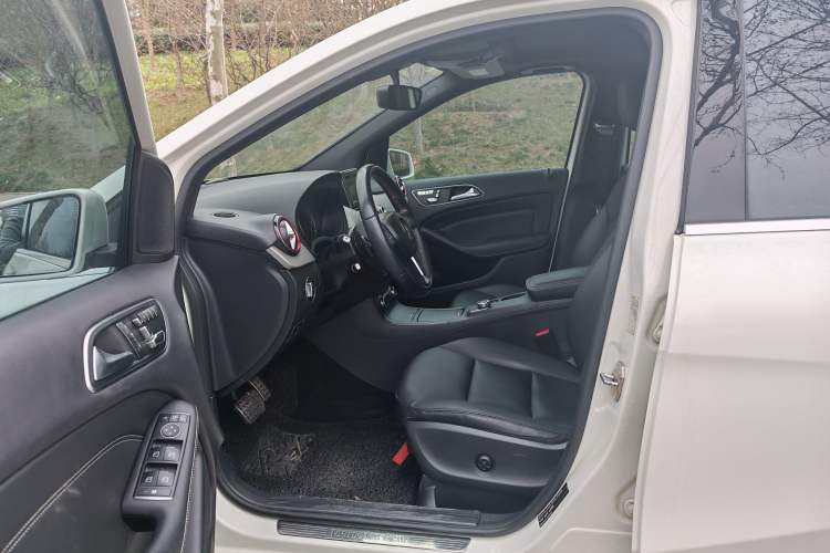 Used Mercedes-Benz B-Class 2012 B 200 Interior 1