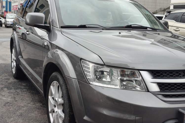 Used Fiat Freemont 2013 3.6L Intelligent All-Wheel-Drive Version Exterior 5