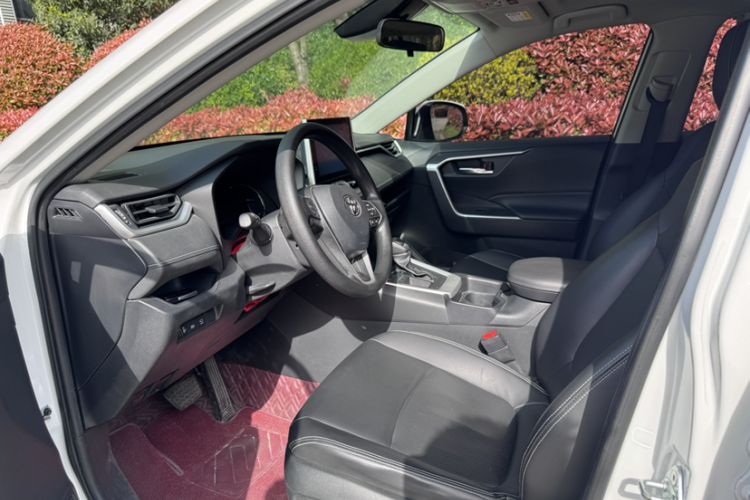 Used Toyota RAV4 2022 2.0L CVT Two-Wheel Drive Fashion Edition Interior 2