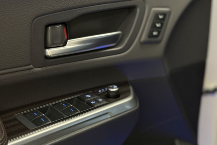 Used Toyota SIENNA 2021 2.5L Hybrid Platinum Edition Interior 8