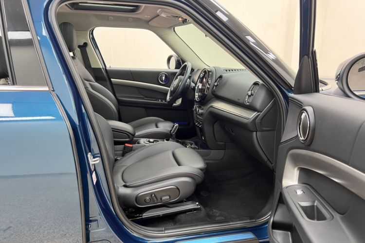 Used MINI Countryman 2021 1.5T COOPER ALL4 Laguna Blue Limited Edition Interior 10
