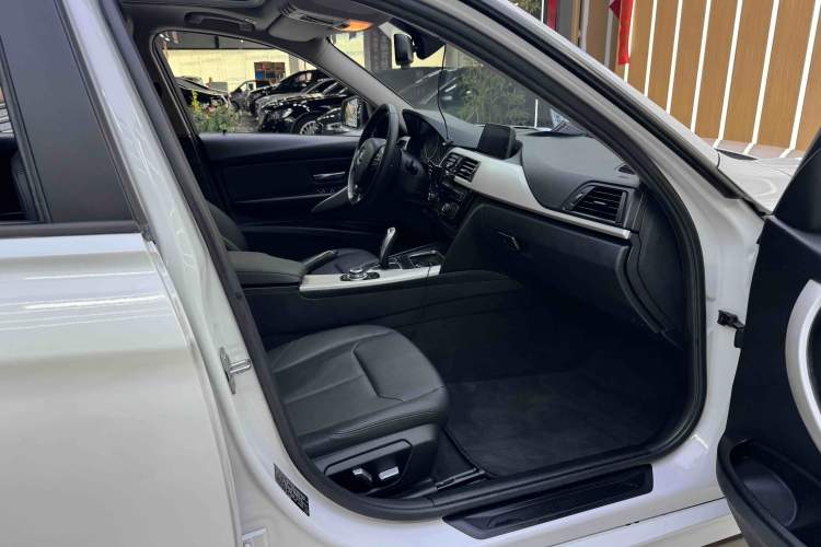 Used BMW 3 Series 2016 320i Fashion Model Interior 9