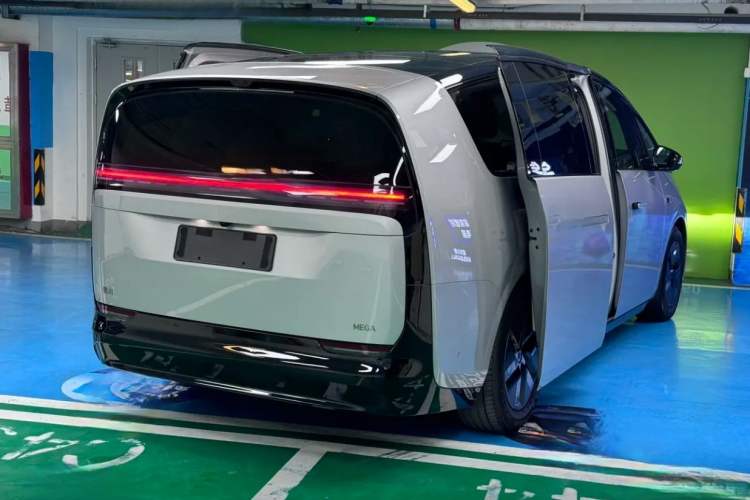 Used Li Auto MEGA 2024 Ultra Model

