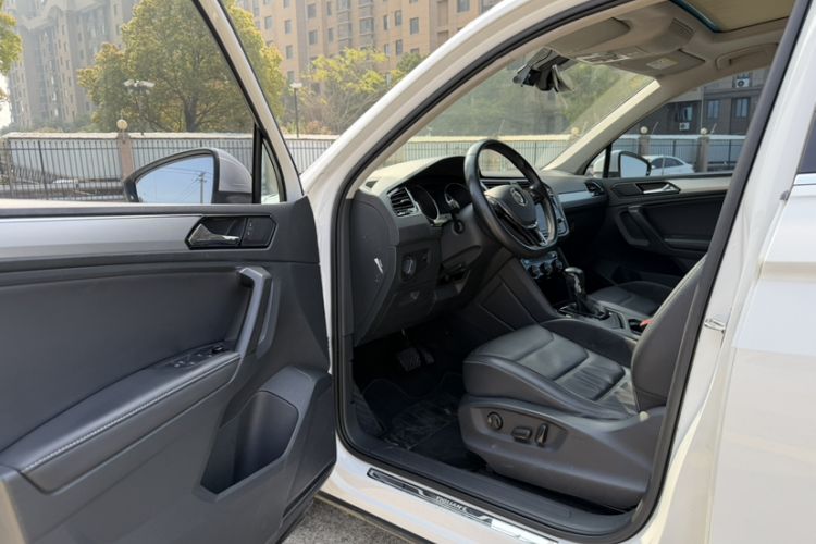 Used Volkswagen Tiguan L 2017 330TSI Automatic Two-Wheel Drive Luxury Edition Interior 8