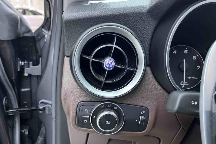 Used Alfa Romeo Stelvio 2017 2.0T 200HP Luxury Edition Interior 9