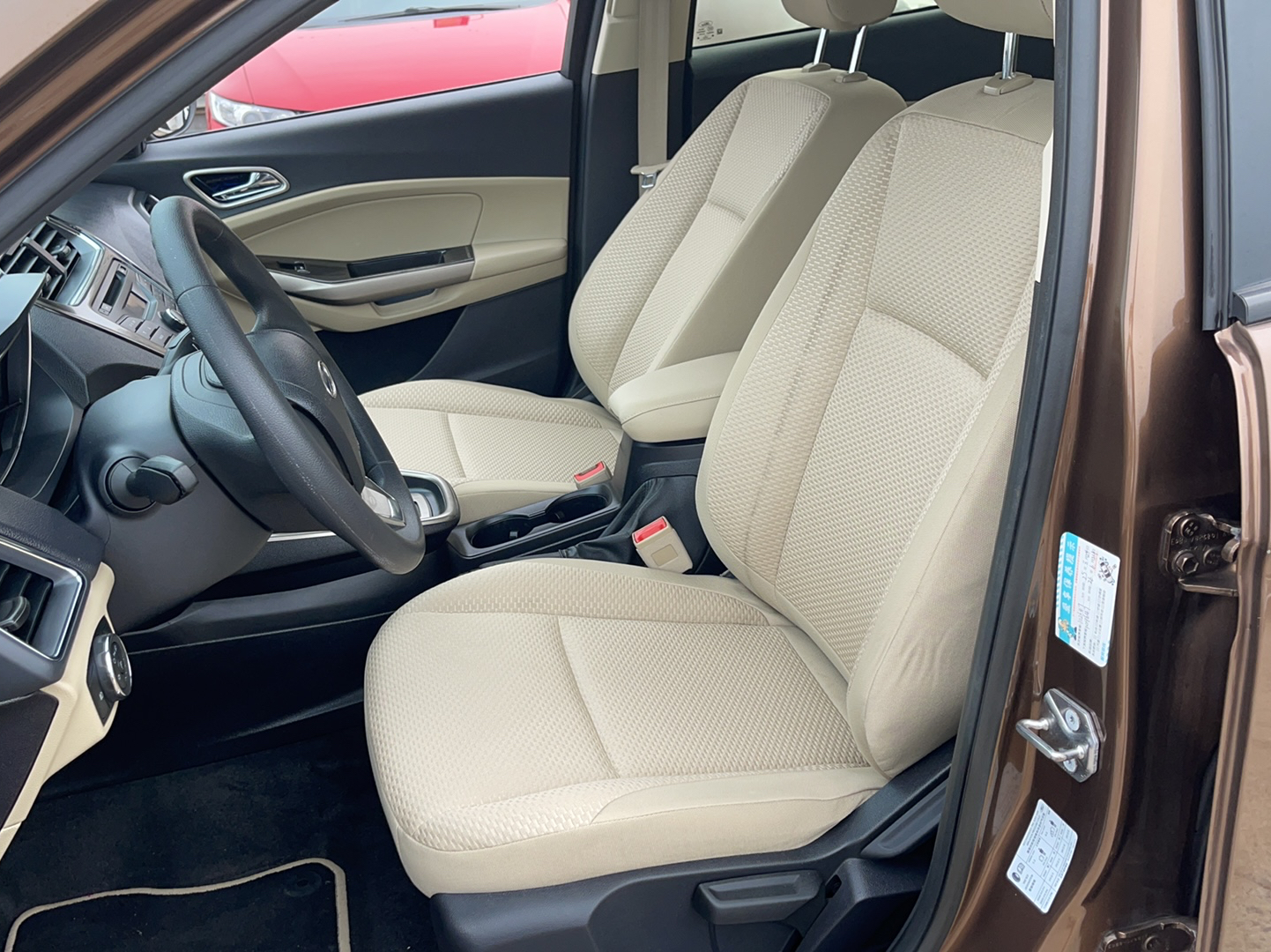 المقاعد الأمامية داخل السيارة