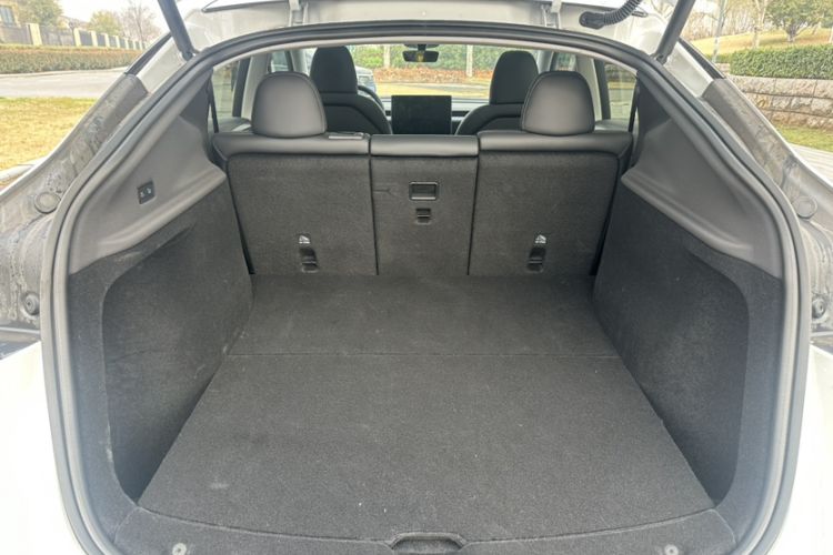 Used Tesla Model Y 2025 Long-Range All-Wheel-Drive Version