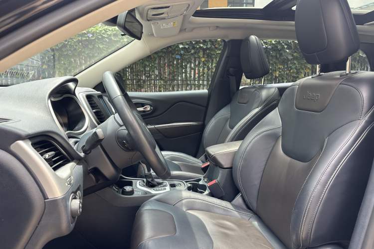 Used Jeep Cherokee 2016 2.4L Professional Smart Version