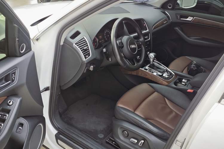 Used Audi Q5 2016 40 TFSI Comfort Model Interior 5