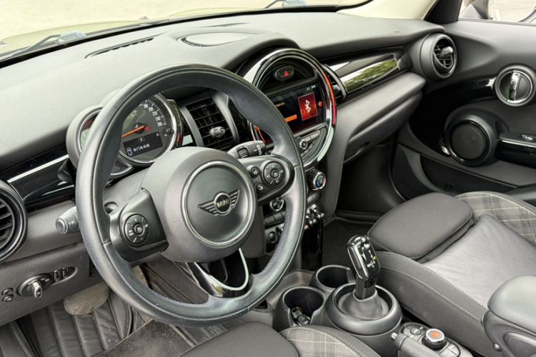 Used MINI 2018 1.5T COOPER Classic Edition Five-Door Version Interior 6