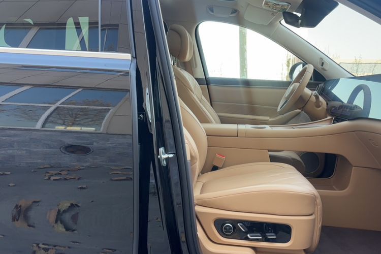 Used Hima AITO M8 2025 Extended-Range Ultra Version 53.4 kWh 6-Seater Edition Right Front Seat