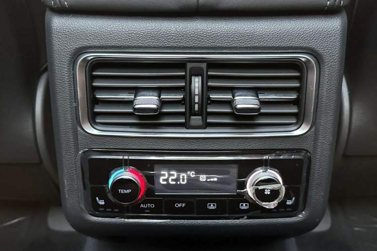 Used Hongqi HS7 2022 2.0T DCT Two-Wheel Drive Smart Connect Flagship Edition Five Seats Interior 4