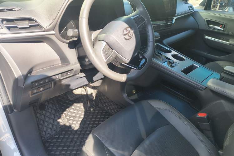 Used Toyota SIENNA 2024 2.5L Hybrid Four-Wheel Drive Prestige Edition Interior 10