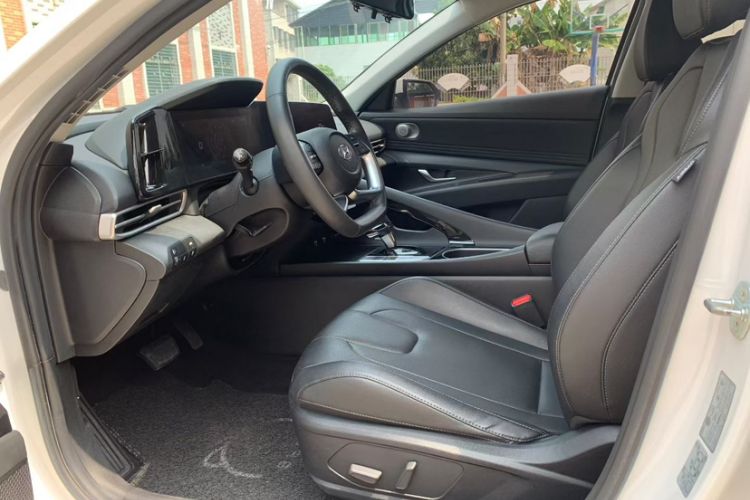 Used Hyundai Elantra 2021 1.5L CVT LUX Prestige Edition Interior 2