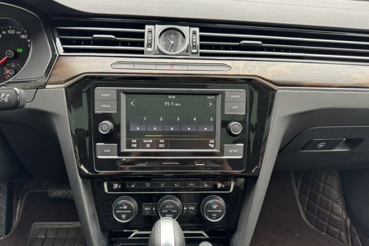 Used Volkswagen Magotan 2018 Facelift 330TSI DSG Luxury Model Audio And AC Panel