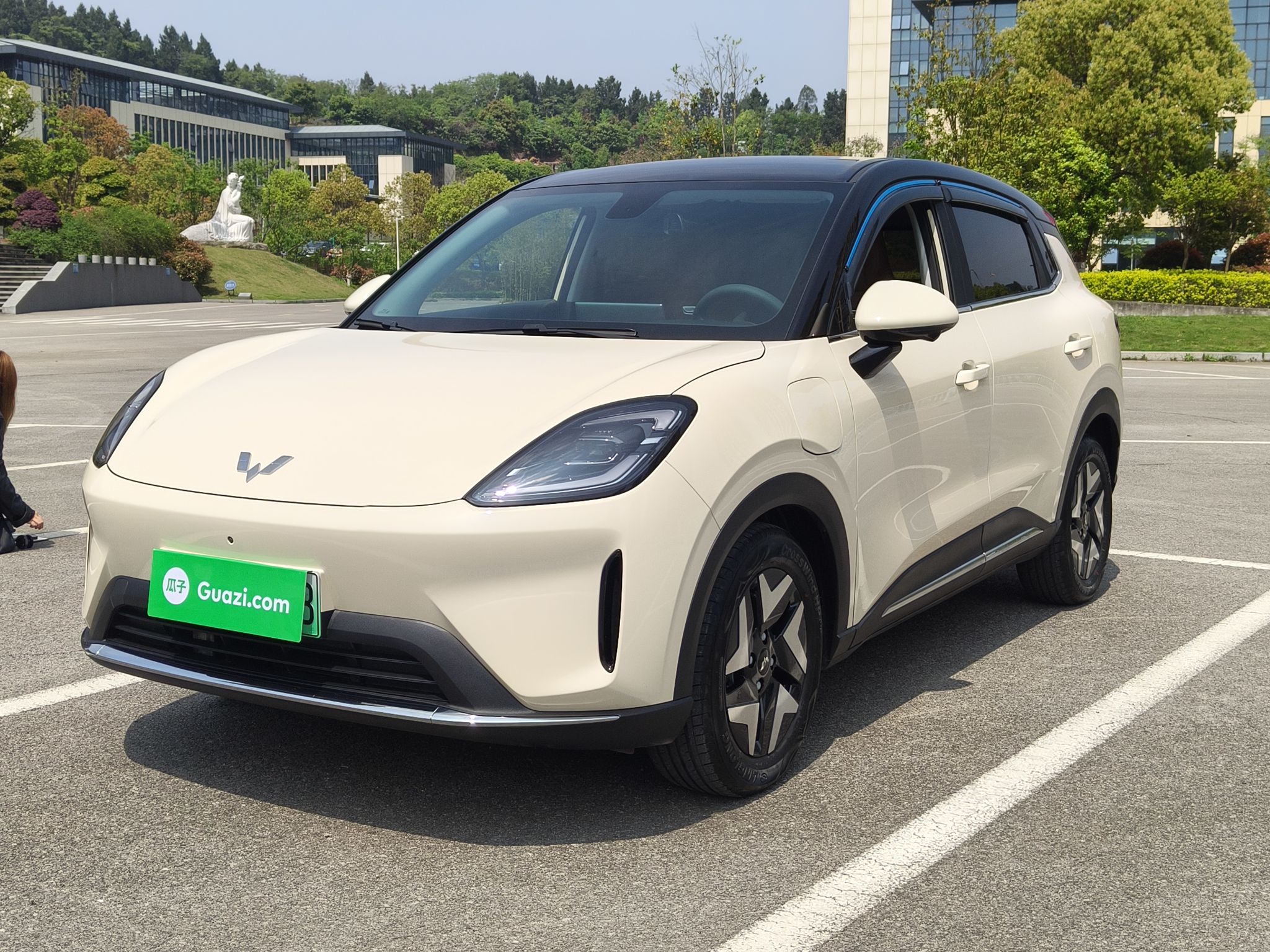 Под передней частью автомобиля