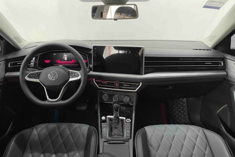 Used Volkswagen Sagitar 2023 300TSI DSG Excellence Edition Gear Lever