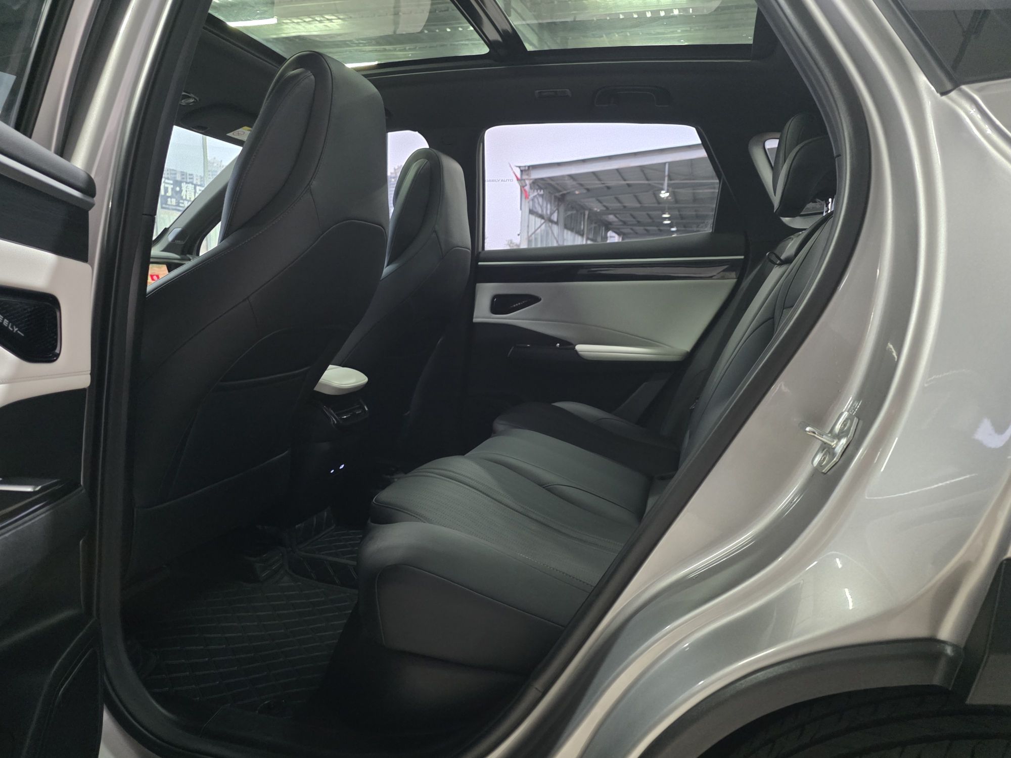Geely Galaxy L7 2025 EM-i 115km Exploration+ Edition — снимка 13