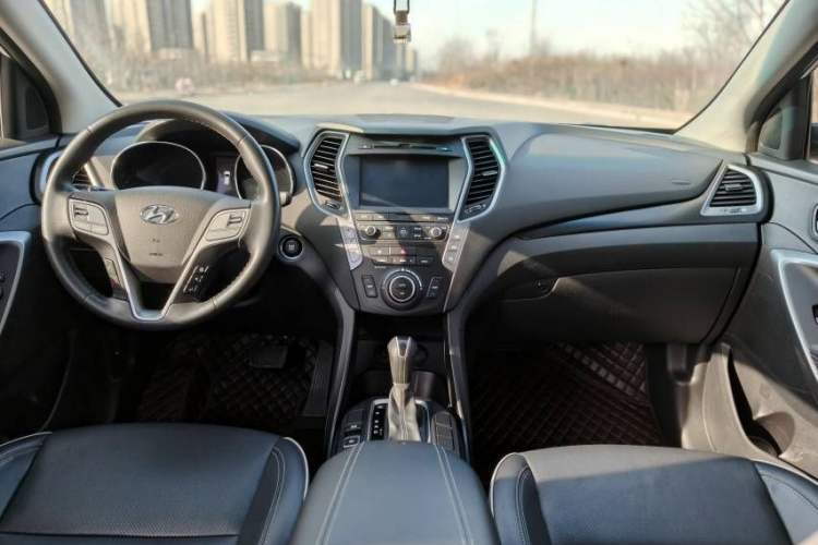 Used Hyundai Santa Fe 2017 2.0T Automatic Two-Wheel Drive Smart Version 7 Seats
