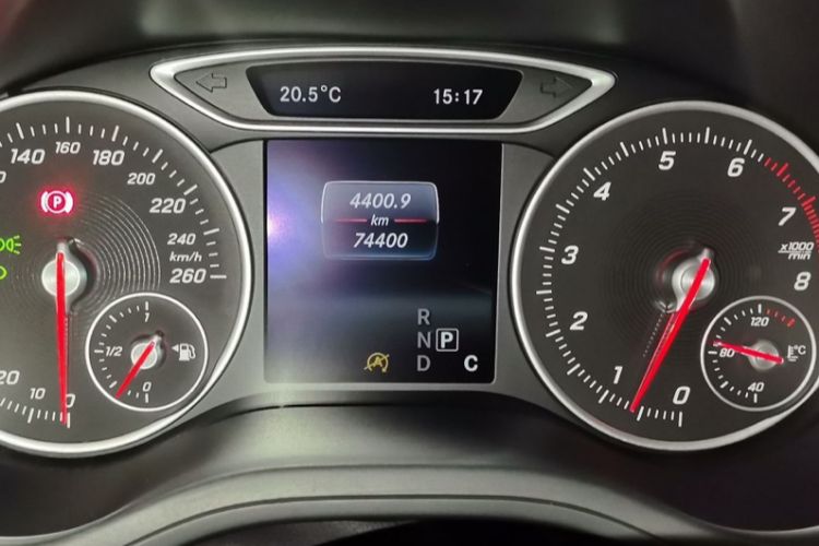 Used Mercedes-Benz B-Class 2015 B 200 Sport Edition Odometer Close Up
