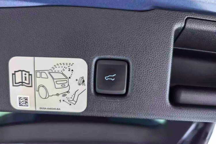 Used Ford Escape 2020 EcoBoost 245 Four-Wheel Drive Luxury Edition Exterior 6