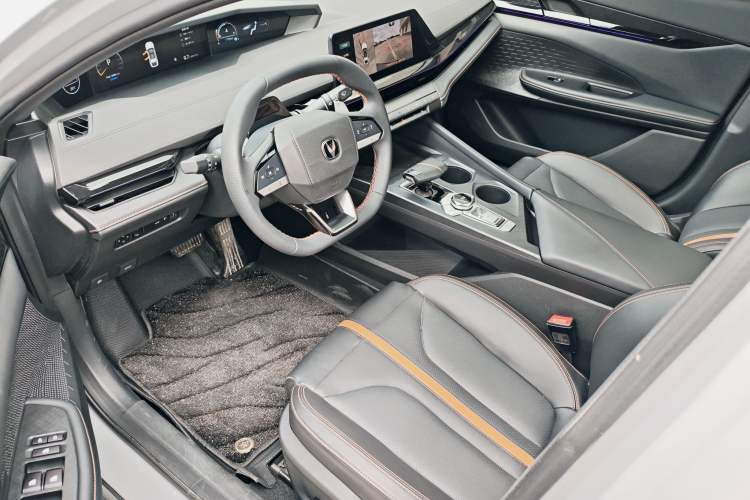 Used CHANGAN UNI-V 2025 1.5T 500Bar Prestige Version
