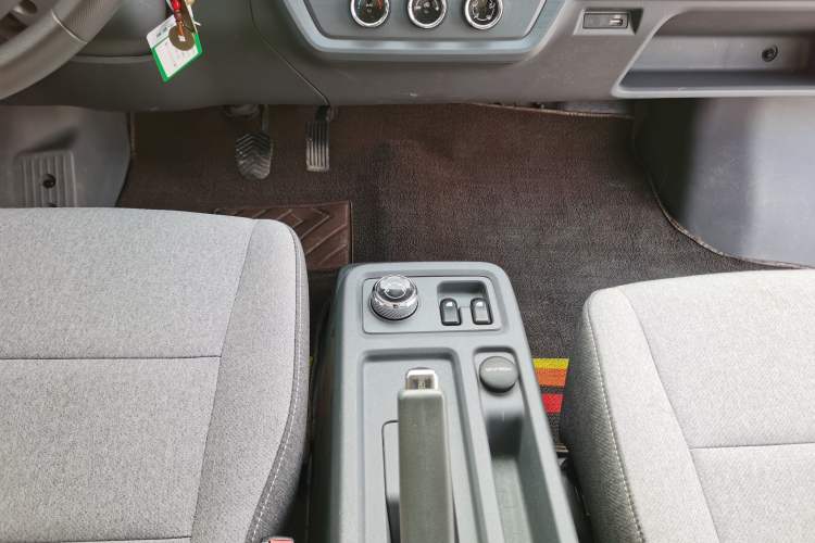 Used Wuling Yangguang 2024 300KM Comfort Version Passenger Van 75kW
