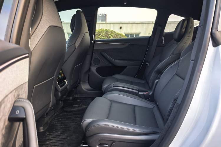 Used Tesla Model Y L 2025 Model Long-Range All-Wheel-Drive Version