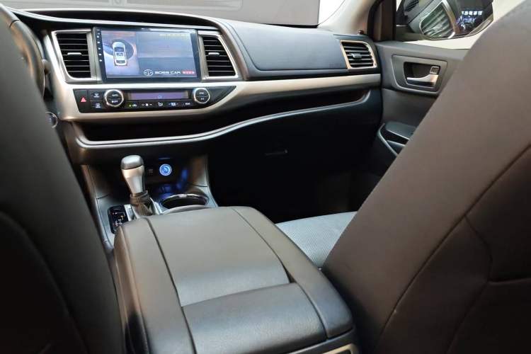 Used Toyota Highlander 2018 2.0T Two-Wheel-Drive Luxury Edition 7 Seats Emission Standard China V
