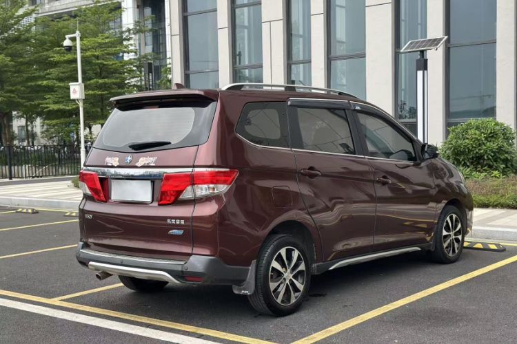 Used Venucia M50V 2017 1.6L XL CVT Luxury Edition Exterior 4